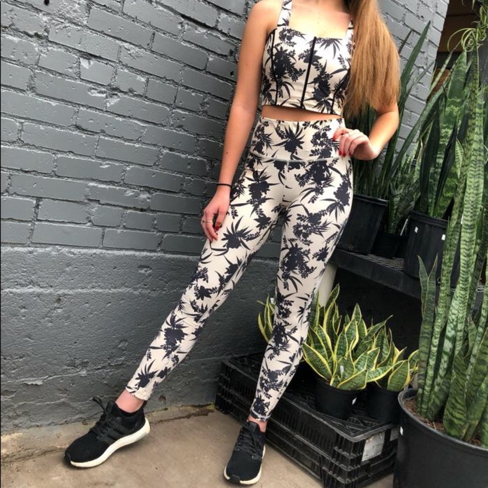 🆕 Mono B Floral Silhouette Print Leggings